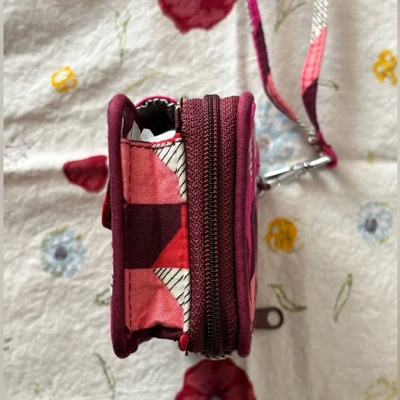 Geometric Patterned Women's Wristlet - Picture 4 of 16